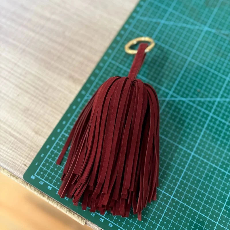Colgante de Borla para Bolso de Piel de Ante Artesanal – Accesorio Atrevido para Bolso con Flecos Completos | Llavero Colgante de Piel Genuina Suave | Regalo Elegante y Minimalista de Decoración para Bolsos para Ella