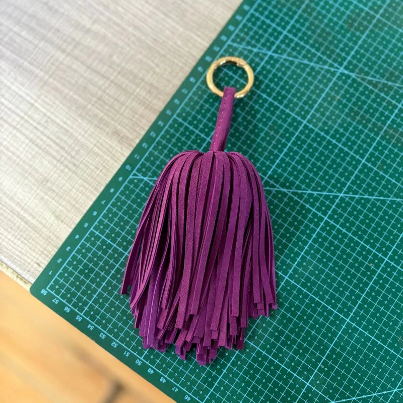 Colgante de Borla para Bolso de Piel de Ante Artesanal – Accesorio Atrevido para Bolso con Flecos Completos | Llavero Colgante de Piel Genuina Suave | Regalo Elegante y Minimalista de Decoración para Bolsos para Ella