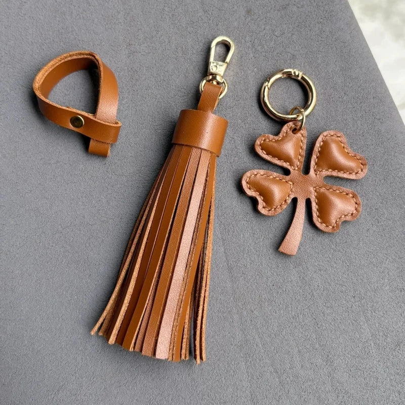 Amuleto de bolsa con borla de cuero Trébol de la suerte – Llavero de cuero plena flor hecho a mano | Elegante colgante de bolso marrón | Regalo simbólico para ella