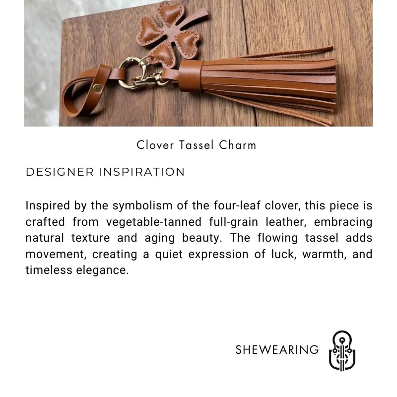 Amuleto de bolsa con borla de cuero Trébol de la suerte – Llavero de cuero plena flor hecho a mano | Elegante colgante de bolso marrón | Regalo simbólico para ella