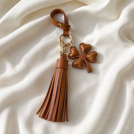 Amuleto de bolsa con borla de cuero Trébol de la suerte – Llavero de cuero plena flor hecho a mano | Elegante colgante de bolso marrón | Regalo simbólico para ella