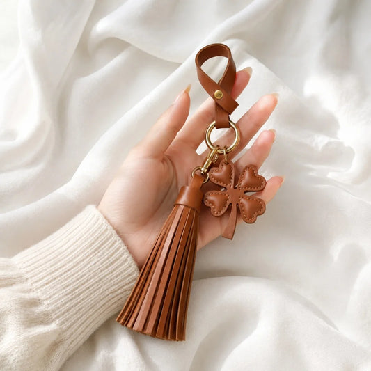 Amuleto de bolsa con borla de cuero Trébol de la suerte – Llavero de cuero plena flor hecho a mano | Elegante colgante de bolso marrón | Regalo simbólico para ella