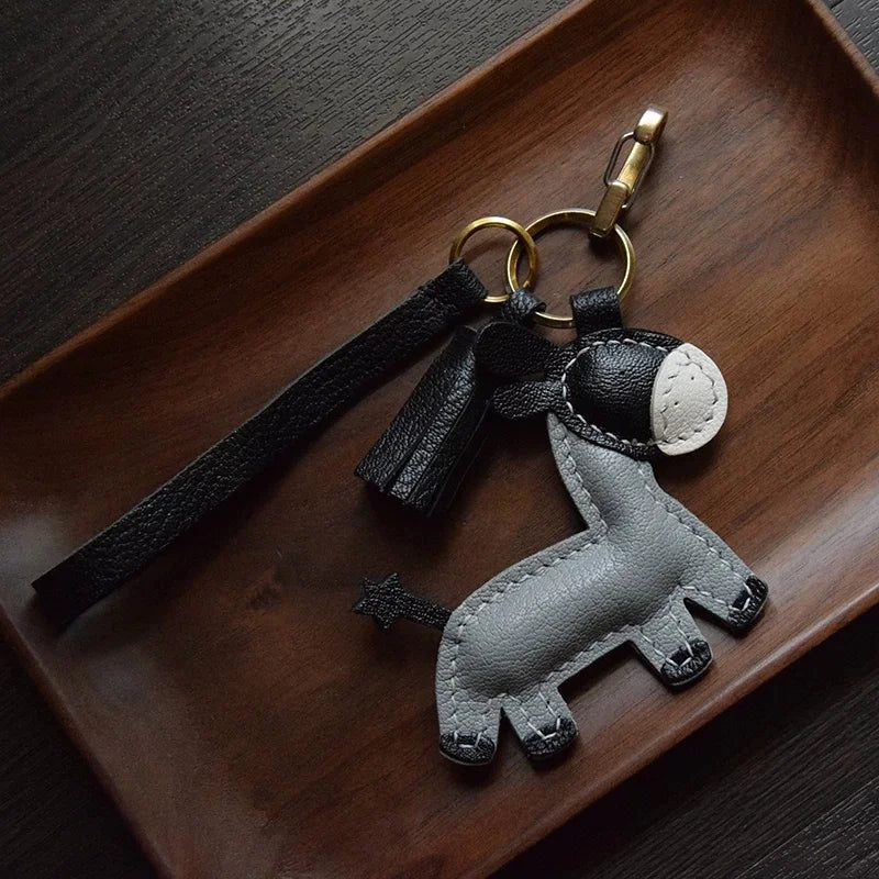 Amuleto de bolsa de cuero de burro hecho a mano – Llavero de animal de piel de cabra de grano completo | Accesorio minimalista para bolso con borla | Regalo único para ella