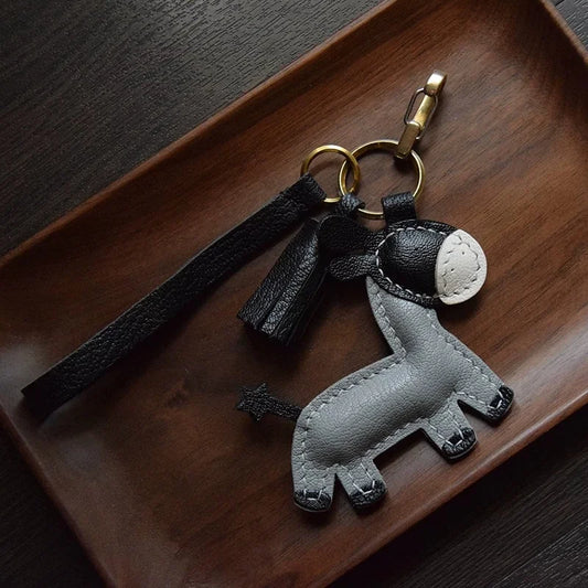 Amuleto de bolsa de cuero de burro hecho a mano – Llavero de animal de piel de cabra de grano completo | Accesorio minimalista para bolso con borla | Regalo único para ella