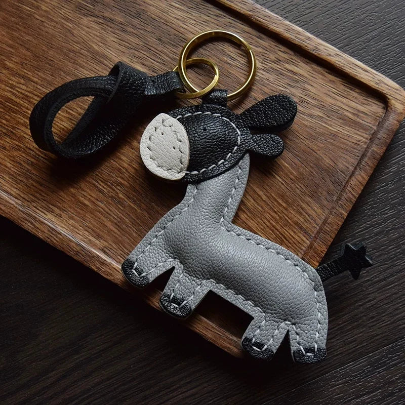 Amuleto de bolsa de cuero de burro hecho a mano – Llavero de animal de piel de cabra de grano completo | Accesorio minimalista para bolso con borla | Regalo único para ella