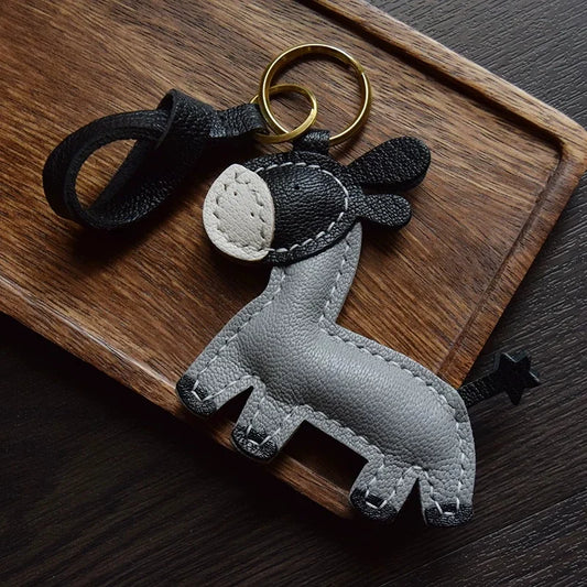 Amuleto de bolsa de cuero de burro hecho a mano – Llavero de animal de piel de cabra de grano completo | Accesorio minimalista para bolso con borla | Regalo único para ella
