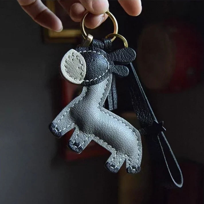 Amuleto de bolsa de cuero de burro hecho a mano – Llavero de animal de piel de cabra de grano completo | Accesorio minimalista para bolso con borla | Regalo único para ella
