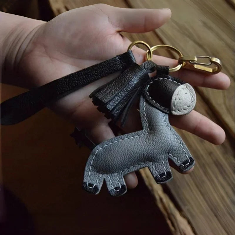 Amuleto de bolsa de cuero de burro hecho a mano – Llavero de animal de piel de cabra de grano completo | Accesorio minimalista para bolso con borla | Regalo único para ella