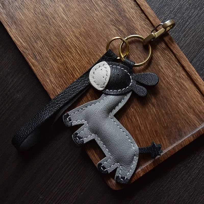 Amuleto de bolsa de cuero de burro hecho a mano – Llavero de animal de piel de cabra de grano completo | Accesorio minimalista para bolso con borla | Regalo único para ella