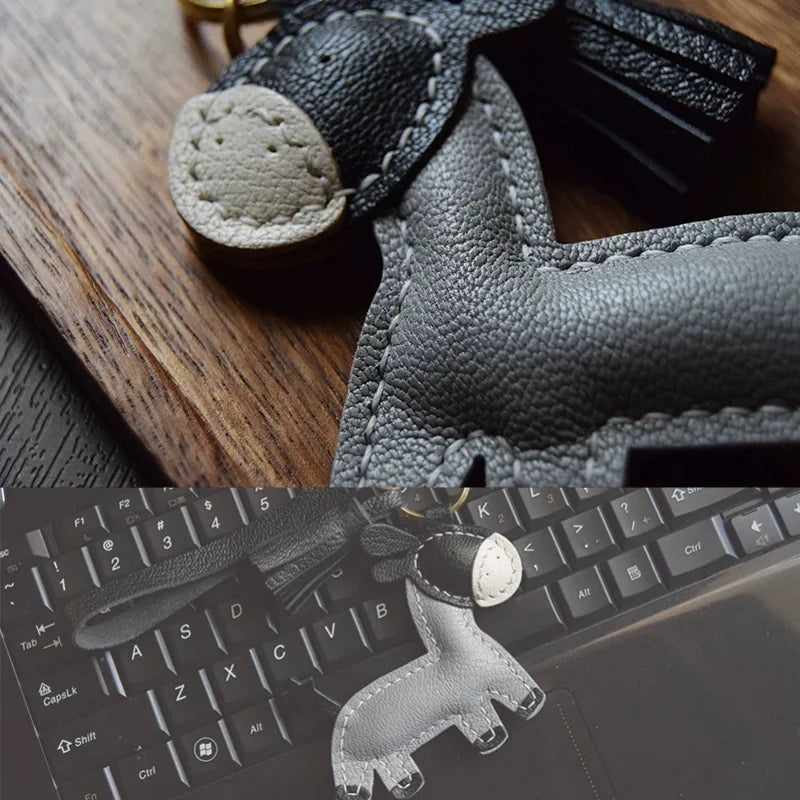 Amuleto de bolsa de cuero de burro hecho a mano – Llavero de animal de piel de cabra de grano completo | Accesorio minimalista para bolso con borla | Regalo único para ella