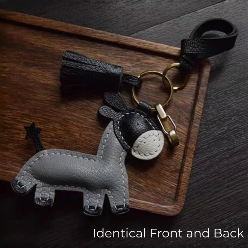 Amuleto de bolsa de cuero de burro hecho a mano – Llavero de animal de piel de cabra de grano completo | Accesorio minimalista para bolso con borla | Regalo único para ella