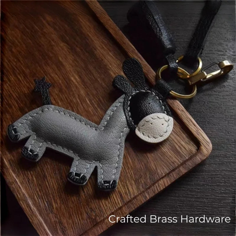Amuleto de bolsa de cuero de burro hecho a mano – Llavero de animal de piel de cabra de grano completo | Accesorio minimalista para bolso con borla | Regalo único para ella