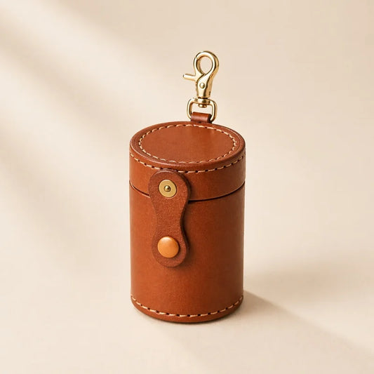 Dije de lápiz labial de cuero cilíndrico – Estuche de cuero curtido vegetal hecho a mano | Organizador de grano completo cosido a mano | Colgante vintage para guardar bolsos y llaves