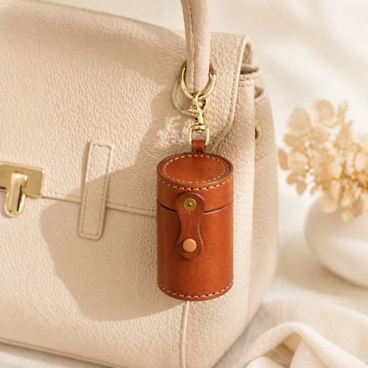 Dije de lápiz labial de cuero cilíndrico – Estuche de cuero curtido vegetal hecho a mano | Organizador de grano completo cosido a mano | Colgante vintage para guardar bolsos y llaves