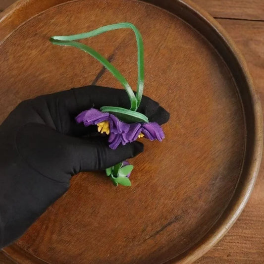 Dije para bolso de piel con diseño de flor morada – Colgante de flor de piel flor hecho a mano | Accesorio único inspirado en la flor de cerezo | Elegante adorno para bolso