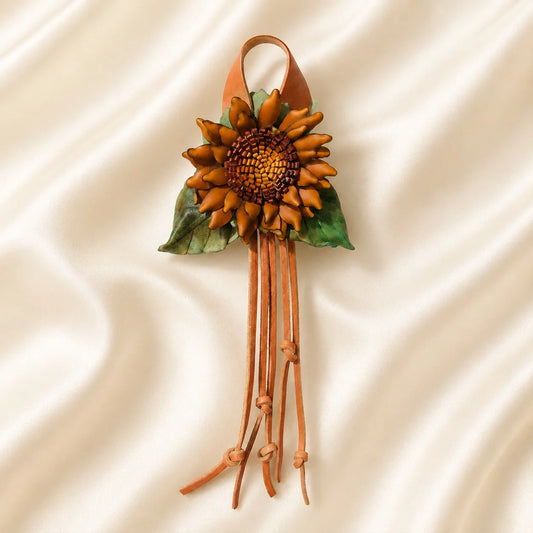 Colgante de cuero hecho a mano con girasol dorado y centro trenzado, correa ancha a presión y borlas largas, accesorio artístico floral para bolso.