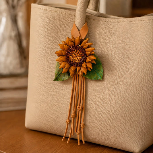 Colgante de cuero hecho a mano con girasol dorado y centro trenzado, correa ancha a presión y borlas largas, accesorio artístico floral para bolso.
