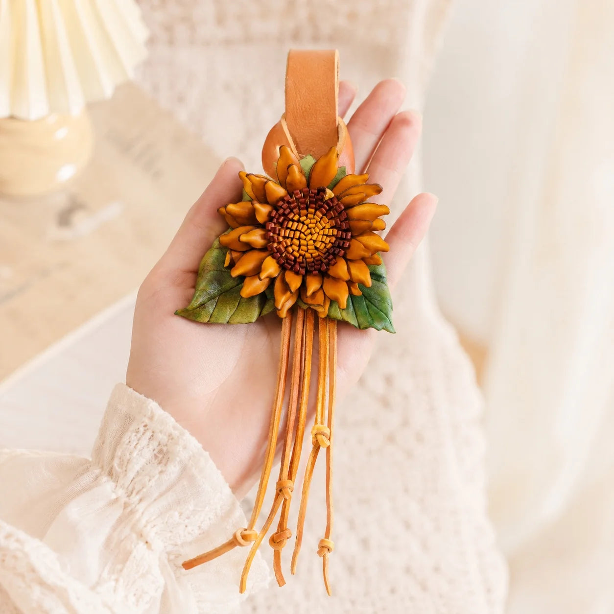 Colgante de cuero hecho a mano con girasol dorado y centro trenzado, correa ancha a presión y borlas largas, accesorio artístico floral para bolso.