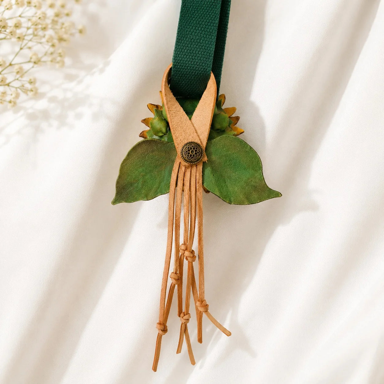 Colgante de cuero hecho a mano con girasol dorado y centro trenzado, correa ancha a presión y borlas largas, accesorio artístico floral para bolso.