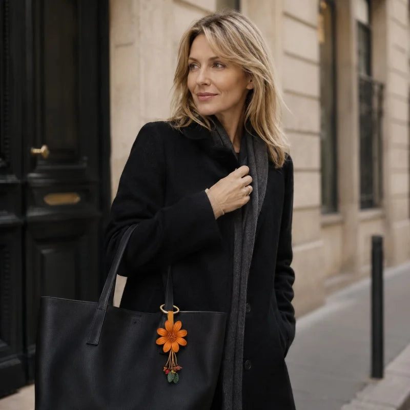 Charm floral para bolso de cuero genuino de inspiración nórdica: llavero retro con flores hecho a mano para mujer | Accesorio de regalo creativo