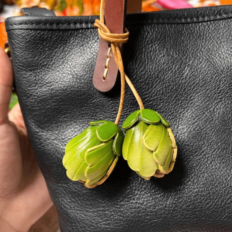 Amuleto de Piel con Doble Flor Hecho a Mano – Colgante Floral de Piel de Becerro Artesanal con Diseño de Dos Capullos | Elegante Accesorio de Temporada | Regalo Detallista para Ella