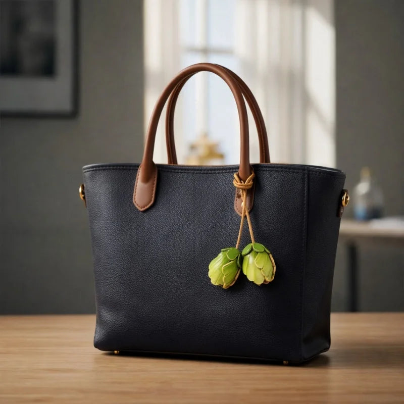Amuleto de Piel con Doble Flor Hecho a Mano – Colgante Floral de Piel de Becerro Artesanal con Diseño de Dos Capullos | Elegante Accesorio de Temporada | Regalo Detallista para Ella