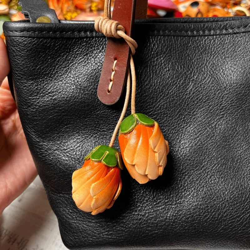 Amuleto de Piel con Doble Flor Hecho a Mano – Colgante Floral de Piel de Becerro Artesanal con Diseño de Dos Capullos | Elegante Accesorio de Temporada | Regalo Detallista para Ella