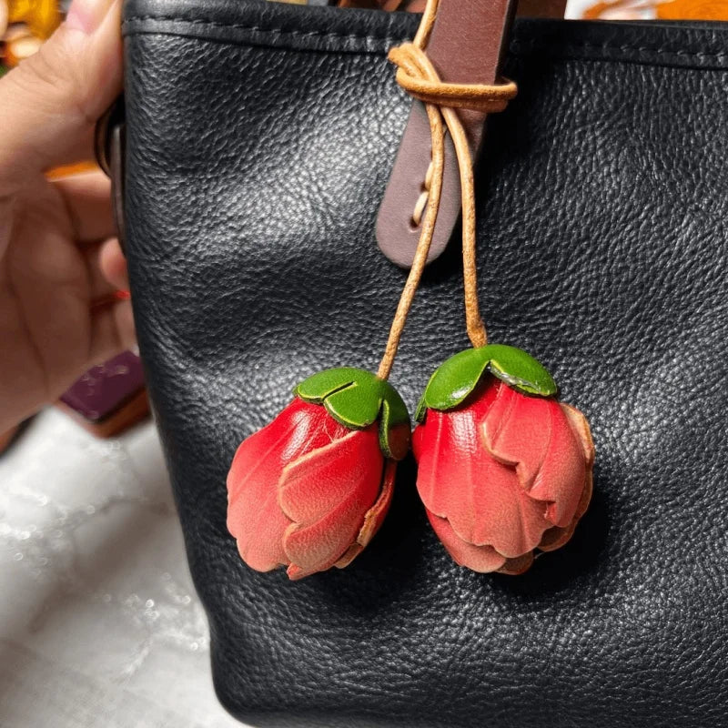 Amuleto de Piel con Doble Flor Hecho a Mano – Colgante Floral de Piel de Becerro Artesanal con Diseño de Dos Capullos | Elegante Accesorio de Temporada | Regalo Detallista para Ella