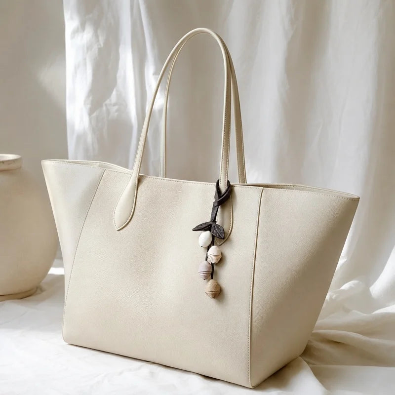 Charm para bolso de cereza de cuero artesanal: piel de vacuno plena flor, diseño inspirado en la naturaleza, accesorio original para mujer, elegante idea de regalo.