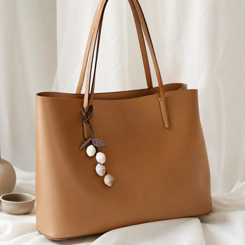 Charm para bolso de cereza de cuero artesanal: piel de vacuno plena flor, diseño inspirado en la naturaleza, accesorio original para mujer, elegante idea de regalo.