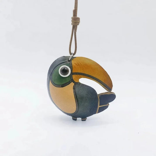 Dije artesanal de flamenco y tucán para bolso – Colgante artístico de animal en cuero flor | Mini llavero | Un regalo especial para ella