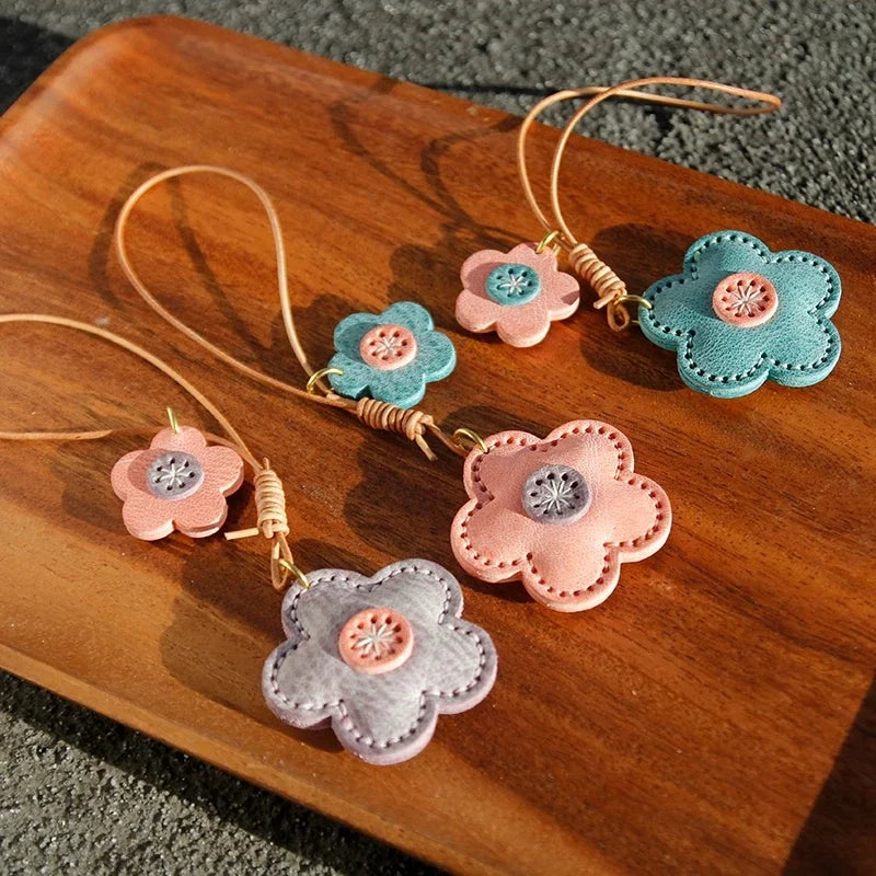 Bloom & Fruit Leather Flower Bag Charm – Handmade Two-Tone Pendant in Premium Cowhide | Artisanal Floral Keychain | Elegant Accessory for Handbags or Backpacks