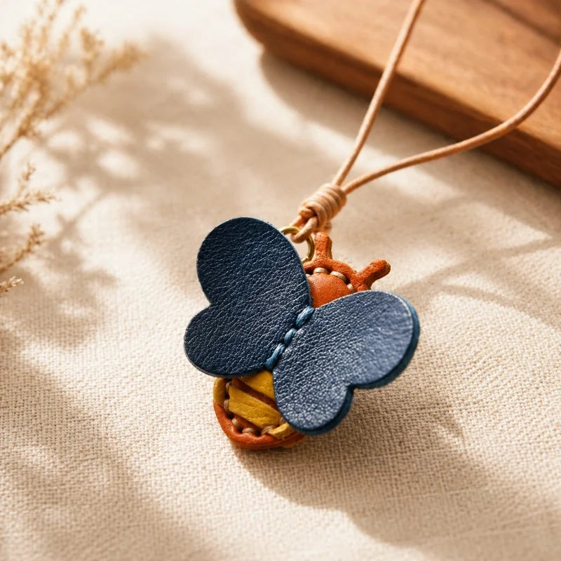 Dije para bolso de piel de abeja y tarro de miel – Colgante de piel de vaca de grano completo hecho a mano | Precioso llavero inspirado en insectos | Accesorio creativo para bolsos y llaves