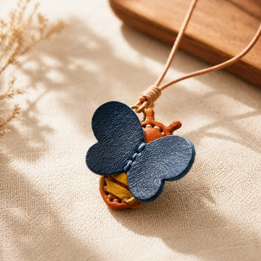Dije para bolso de piel de abeja y tarro de miel – Colgante de piel de vaca de grano completo hecho a mano | Precioso llavero inspirado en insectos | Accesorio creativo para bolsos y llaves
