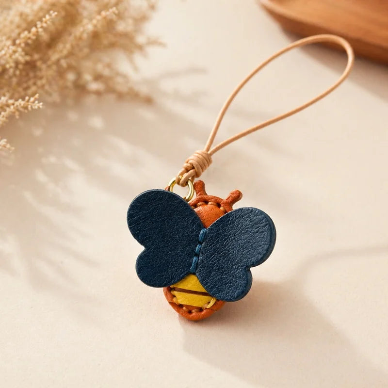 Dije para bolso de piel de abeja y tarro de miel – Colgante de piel de vaca de grano completo hecho a mano | Precioso llavero inspirado en insectos | Accesorio creativo para bolsos y llaves