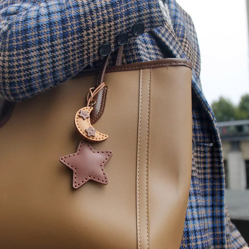 Llavero de Piel Luna y Estrella Hecho a Mano – Colgante Minimalista Celestial para Bolso | Accesorio para Bolso de Piel de Grano Completo | Regalo Elegante para Ella