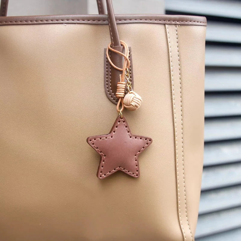 Llavero de Piel Luna y Estrella Hecho a Mano – Colgante Minimalista Celestial para Bolso | Accesorio para Bolso de Piel de Grano Completo | Regalo Elegante para Ella
