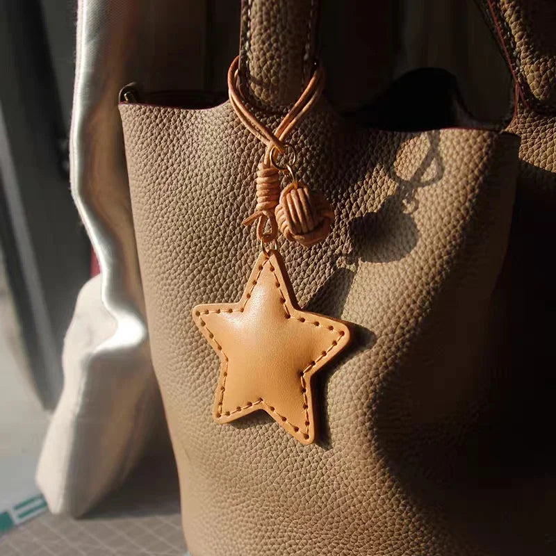 Llavero de Piel Luna y Estrella Hecho a Mano – Colgante Minimalista Celestial para Bolso | Accesorio para Bolso de Piel de Grano Completo | Regalo Elegante para Ella