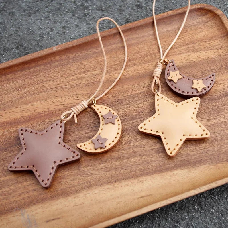 Llavero de Piel Luna y Estrella Hecho a Mano – Colgante Minimalista Celestial para Bolso | Accesorio para Bolso de Piel de Grano Completo | Regalo Elegante para Ella