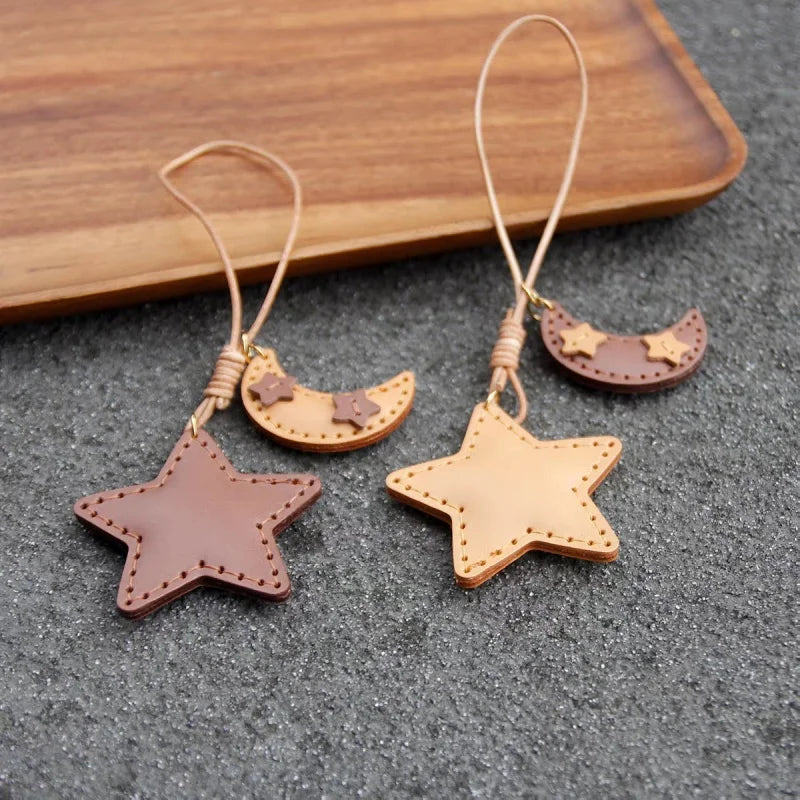 Llavero de Piel Luna y Estrella Hecho a Mano – Colgante Minimalista Celestial para Bolso | Accesorio para Bolso de Piel de Grano Completo | Regalo Elegante para Ella