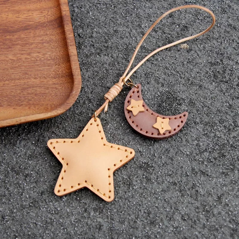 Llavero de Piel Luna y Estrella Hecho a Mano – Colgante Minimalista Celestial para Bolso | Accesorio para Bolso de Piel de Grano Completo | Regalo Elegante para Ella