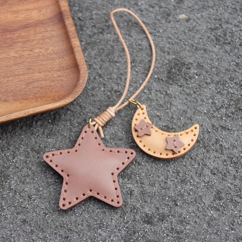 Llavero de Piel Luna y Estrella Hecho a Mano – Colgante Minimalista Celestial para Bolso | Accesorio para Bolso de Piel de Grano Completo | Regalo Elegante para Ella