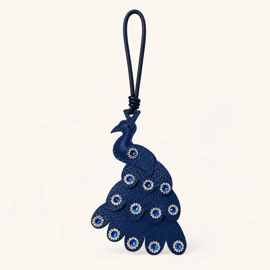 Amuleto para bolso de cuero de pavo real hecho a mano – Colgante de cuero de plena flor con detalles de cristal | Elegante accesorio azul llamativo