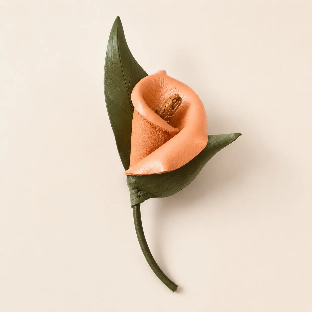 Broche de piel de becerro con cala albaricoque pintada a mano, accesorio de moda floral artesanal para blazers, abrigos y prendas de punto