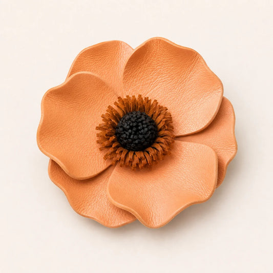 Broche Floral Escultórico de Piel en Tonos Melocotón y Naranja Cálidos, Hecho a Mano, Accesorio Floral para Blazers, Abrigos y Prendas de Punto