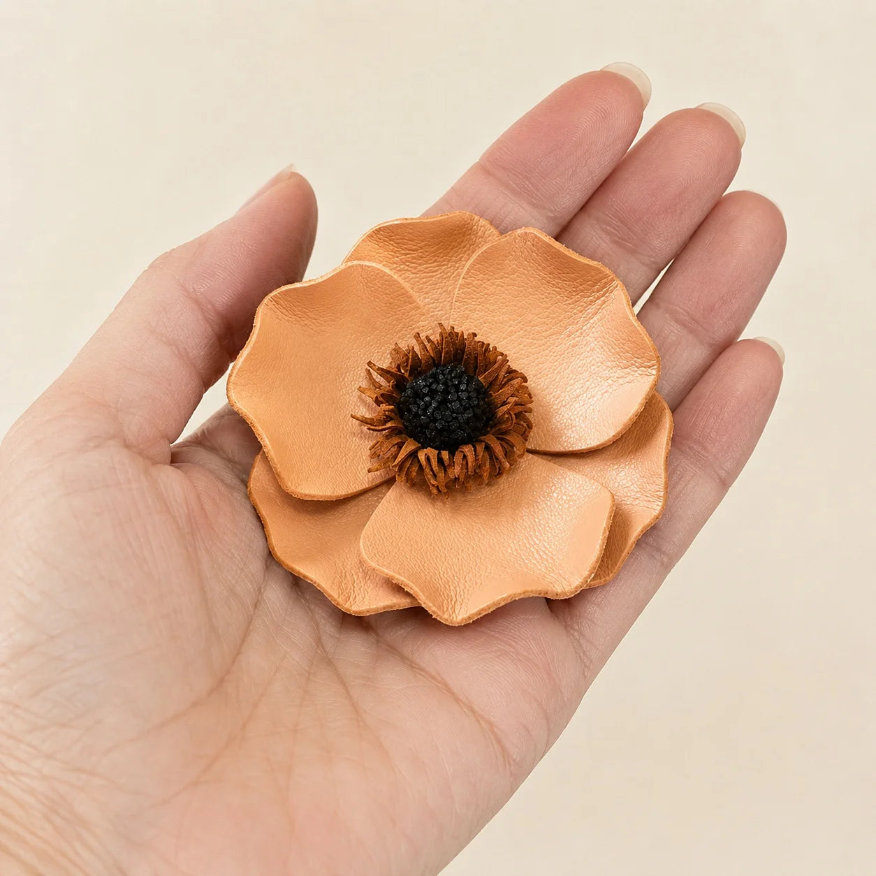 Broche Floral Escultórico de Piel en Tonos Melocotón y Naranja Cálidos, Hecho a Mano, Accesorio Floral para Blazers, Abrigos y Prendas de Punto
