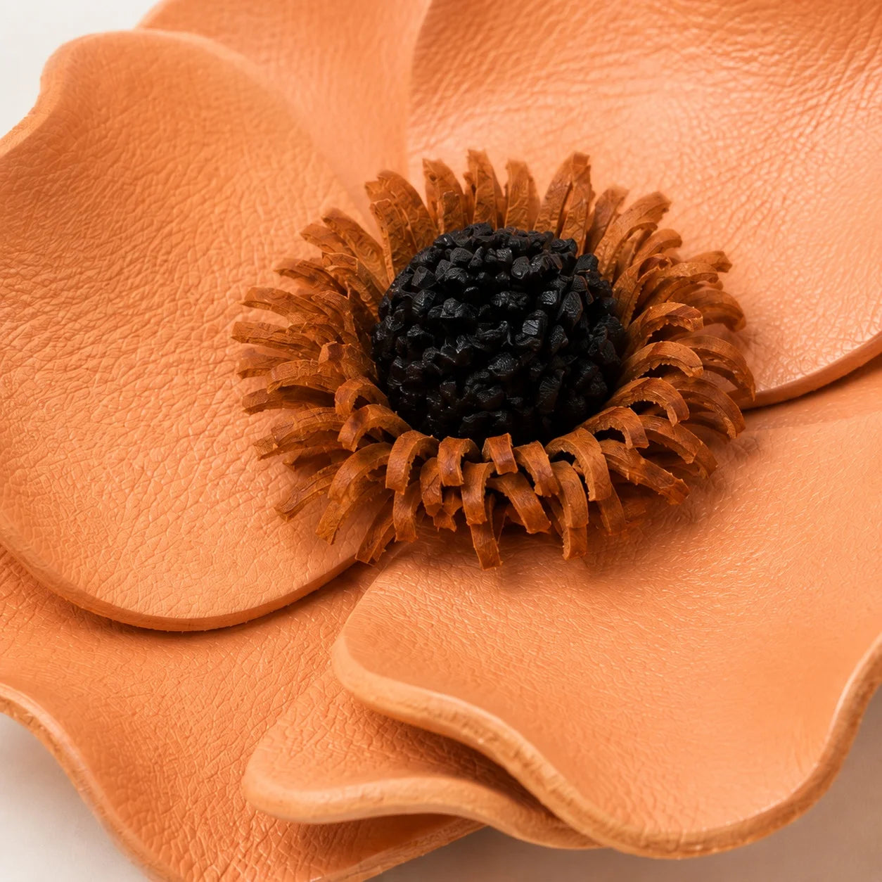 Broche Floral Escultórico de Piel en Tonos Melocotón y Naranja Cálidos, Hecho a Mano, Accesorio Floral para Blazers, Abrigos y Prendas de Punto