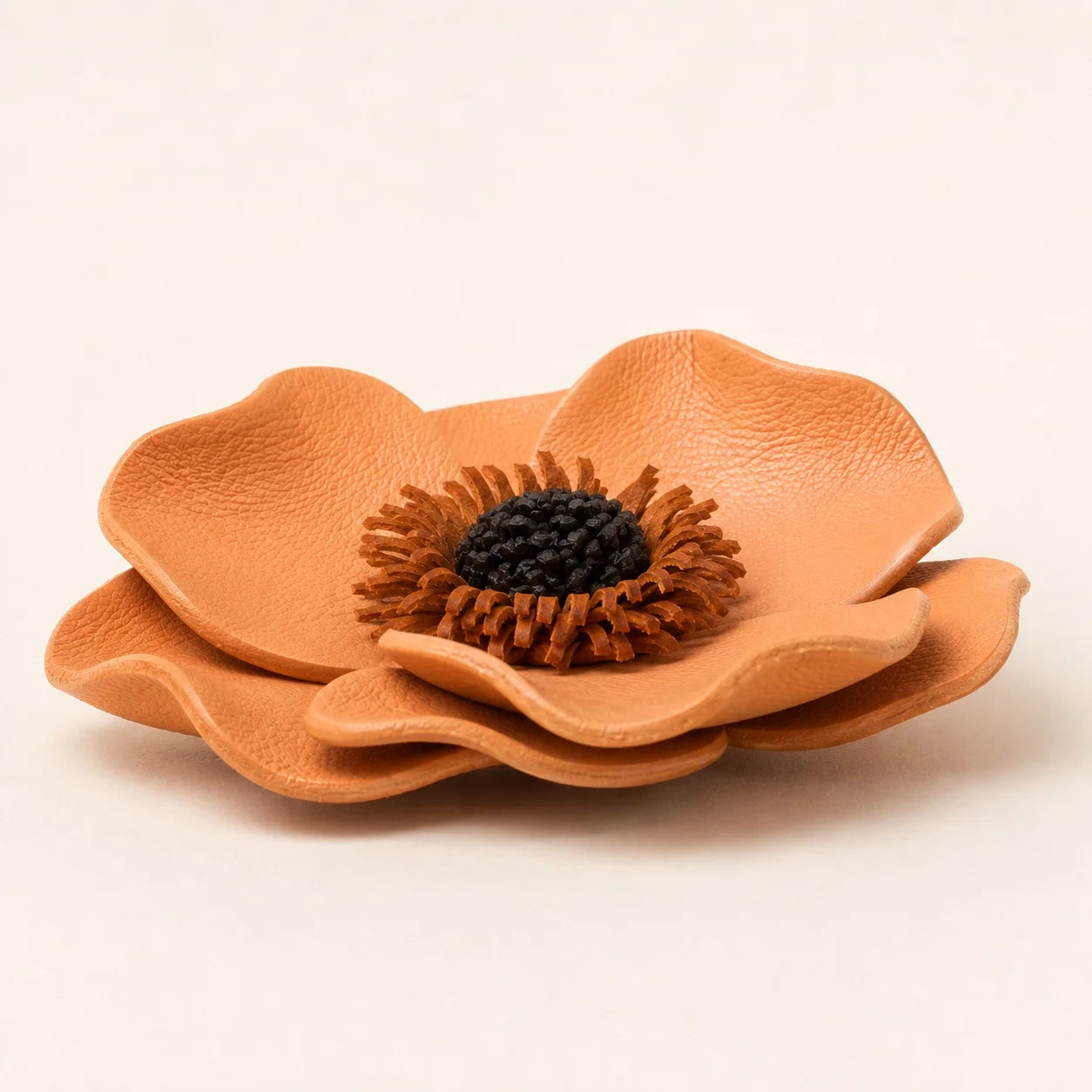 Broche Floral Escultórico de Piel en Tonos Melocotón y Naranja Cálidos, Hecho a Mano, Accesorio Floral para Blazers, Abrigos y Prendas de Punto
