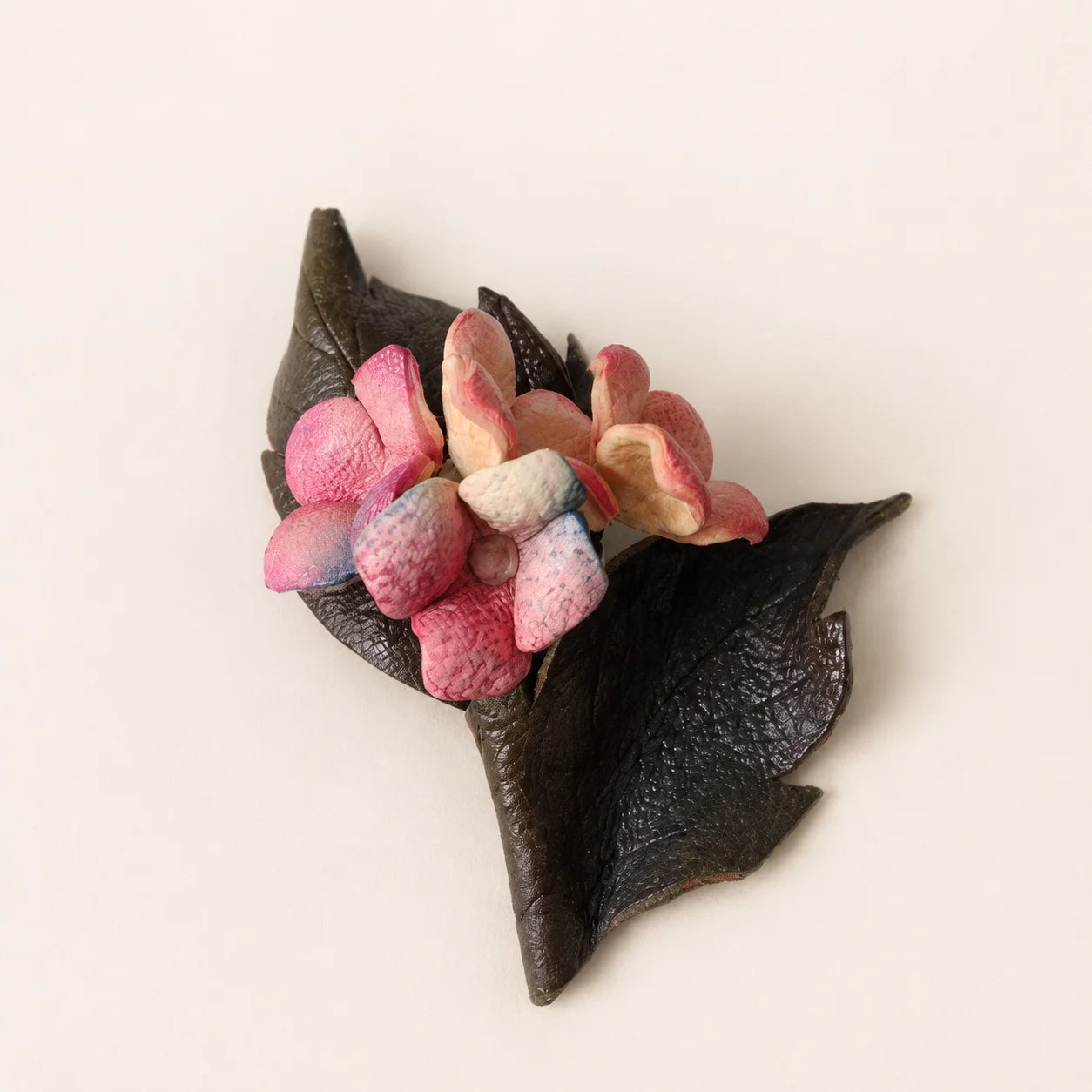 Broche de cuero botánico color rubor pintado a mano, accesorio de moda floral escultural para blazers, prendas de punto y abrigos