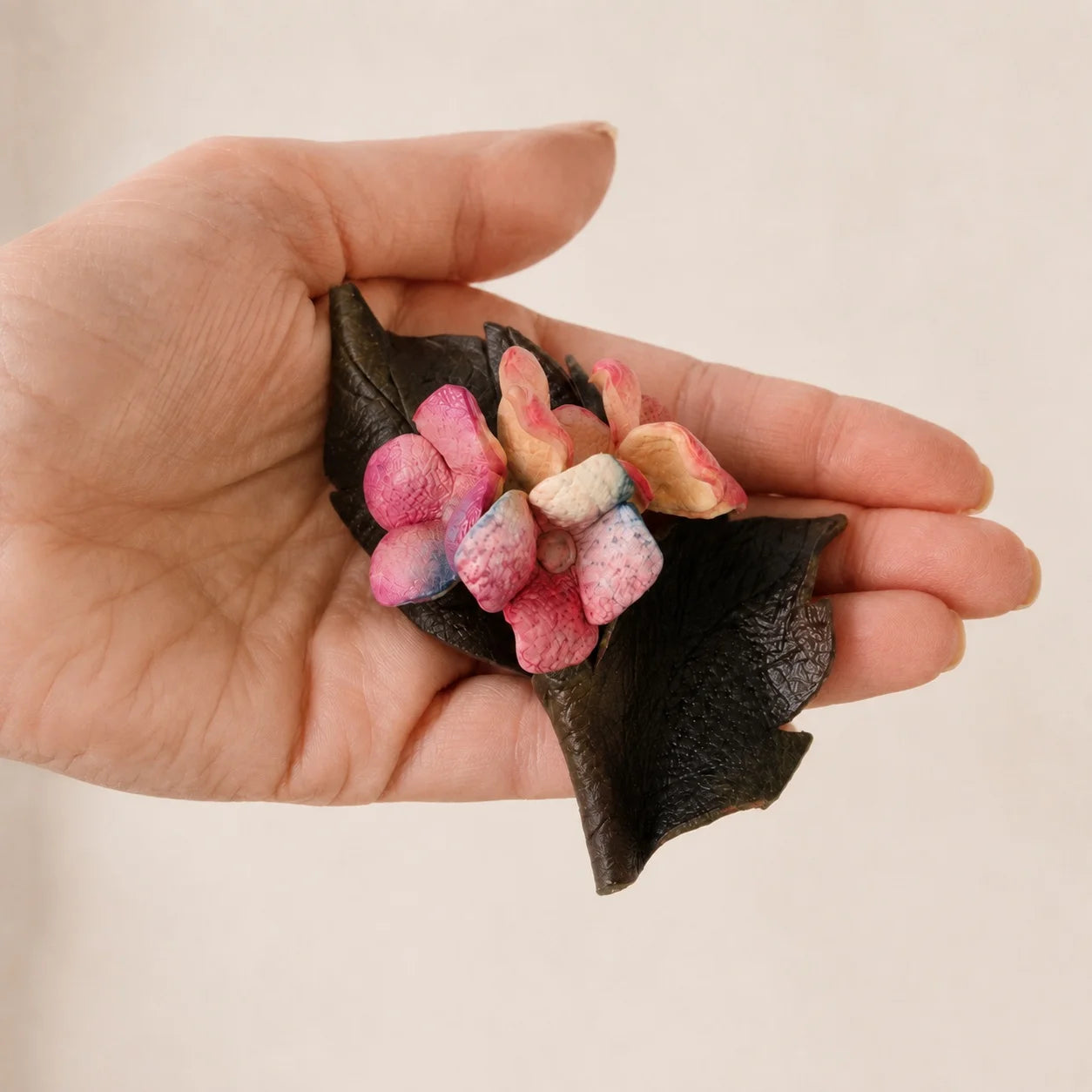 Broche de cuero botánico color rubor pintado a mano, accesorio de moda floral escultural para blazers, prendas de punto y abrigos